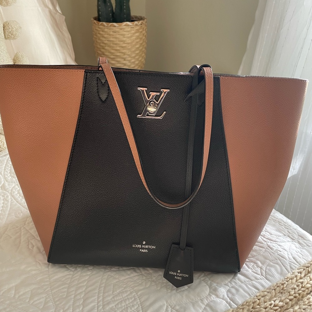Louie Vuitton LOCKME Shopper